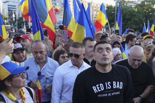 videofoto cateva sute de persoane si george simion au protestat in piata victoriei impotriva austeritatii manifestatii aur si in alte orase 68584f9e1ef58