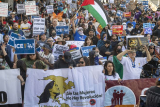 videofoto gaze lacrimogene si grenade sonore folosite de politie in centrul los angeles la proteste impotriva raidurilor anti imigratie 6843fe330984d