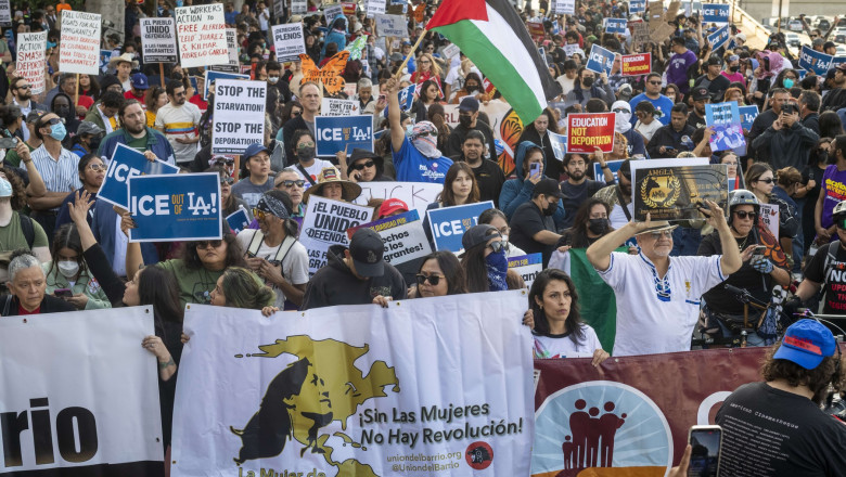 Intervenție polițienească cu gaze lacrimogene și grenade sonore în inima Los Angeles, în timpul protestelor împotriva raidurilor anti-imigrație 1 videofoto gaze lacrimogene si grenade sonore folosite de politie in centrul los angeles la proteste impotriva raidurilor anti imigratie 6843fe330984d