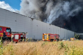 videofoto incendiu la o hala din incinta unui parc logistic situat la km 23 al autostrazii a1 pompierii intervin cu 14 autospeciale 686160b7400a6