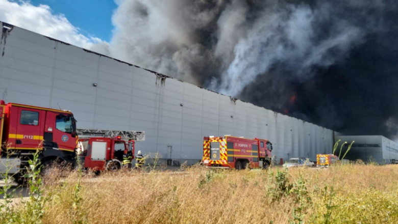 Foc devastator într-o hală de logistică de pe Autostrada A1, la km 23 – intervenție de amploare a pompierilor cu 14 autospeciale. 1 videofoto incendiu la o hala din incinta unui parc logistic situat la km 23 al autostrazii a1 pompierii intervin cu 14 autospeciale 686160b7400a6