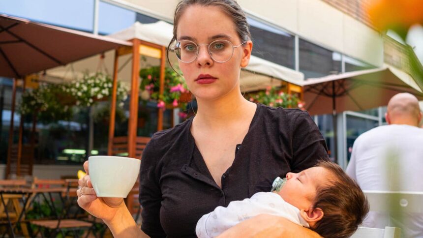 10 parenting habits that make people quietly judge a mom behind her back 688261bf3beec