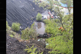 13 rusi au murit si alti 20 au fost raniti dupa ce autobuzul care i transporta de la o mina s a prabusit intr o rapa 687e075f3effd