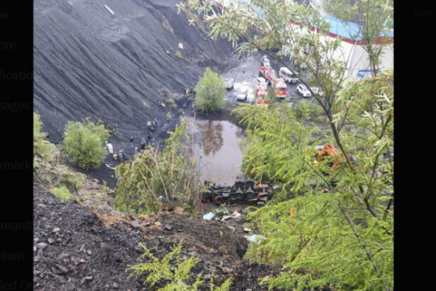 13 rusi au murit si alti 20 au fost raniti dupa ce autobuzul care i transporta de la o mina s a prabusit intr o rapa 687e075f3effd