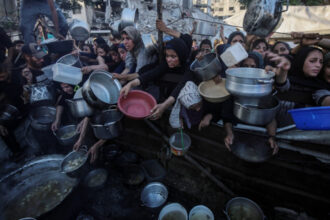 93 de palestinieni care asteptau sa primeasca ajutoare umanitare au fost ucisi de fortele israeliene acuza apararea civila din gaza 687dee90f1627