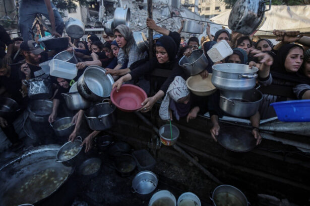 93 de palestinieni care asteptau sa primeasca ajutoare umanitare au fost ucisi de fortele israeliene acuza apararea civila din gaza 687dee90f1627