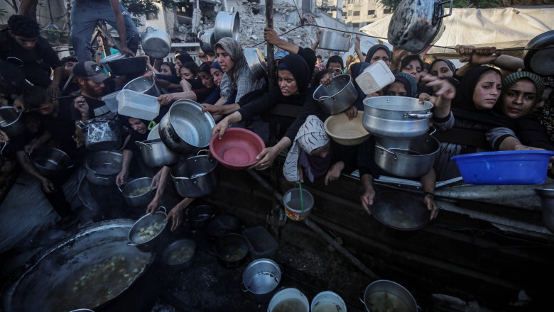 93 de palestinieni aflați în așteptarea ajutoarelor umanitare au fost victime ale forțelor israeliene, susține Apărarea Civilă din Gaza. 1 93 de palestinieni care asteptau sa primeasca ajutoare umanitare au fost ucisi de fortele israeliene acuza apararea civila din gaza 687dee90f1627