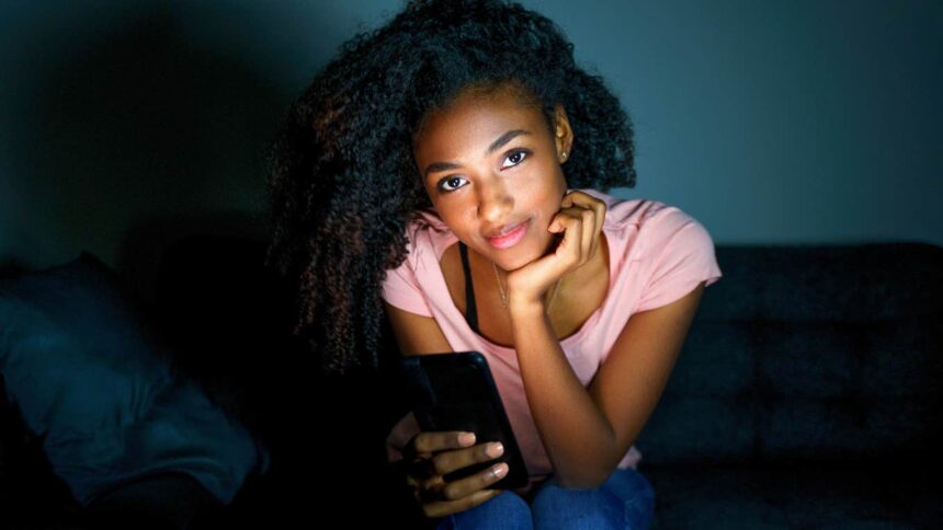 De ce copiii adulți evită apelurile părinților: 11 motive surprinzătoare 1 adult children who avoid phone calls from their parents usually have these 11 reasons 688835e634573