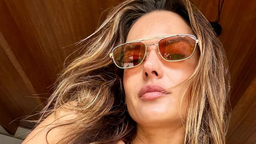 Alessandra Ambrosio, 44 de ani, se bronzează fără sutien în vacanța de pe Ibiza. 1 alessandra ambrosio 44 goes topless as she sunbathes on ibiza holiday 68783bca2acfd