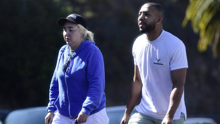 Amanda Bynes își etalează noua siluetă într-o plimbare energică alături de prietenul său, Jalen Hemphill, în Los Angeles. 1 amanda bynes goes for a power walk with pal jalen hemphill in los angeles after losing weight 6871476b2ffcf