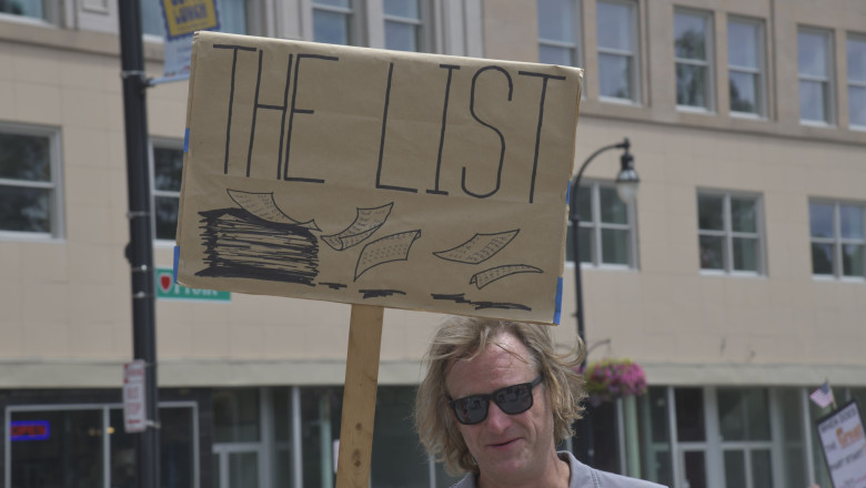 Povara care-l trage pe Donald Trump la fund: Susținătorii MAGA intensifică discuțiile despre cazul Epstein, iar nemulțumirea se amplifică. 1 analiza piatra de moara care l scufunda pe donald trump adeptii maga nu inceteaza sa vorbeasca despre dosarul epstein si revolta creste 687cefe3e6cb6