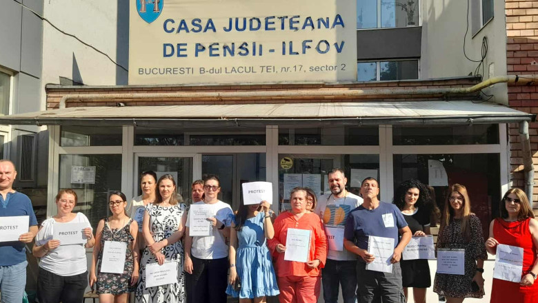 Angajații Casei de Pensii și ai Ministerului Investițiilor Europene își exprimă nemulțumirea marți împotriva reducerii veniturilor. 1 angajatii de la casele de pensii si ministerul investitiilor europene protesteaza marti fata de taierea veniturilor 686cc384dd710