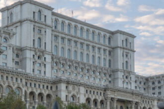 angajatii senatului cer demontarea antenelor de pe parlament care genereaza radiatii dupa ce guvernul le a taiat sporul de antena 6870fbf8a6b1b