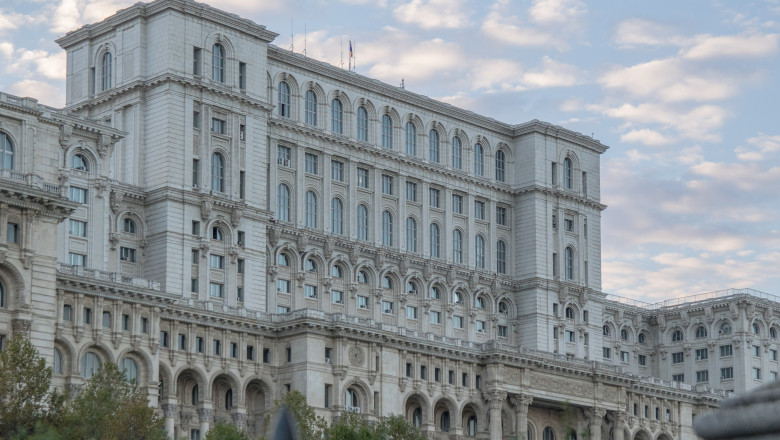 Funcționarii Senatului solicită desființarea antenelor de pe clădirea Parlamentului, acuzându-le că „emit radiații”, după ce autoritățile le-au redus indemnizația pentru acest lucru. 1 angajatii senatului cer demontarea antenelor de pe parlament care genereaza radiatii dupa ce guvernul le a taiat sporul de antena 6870fbf8a6b1b