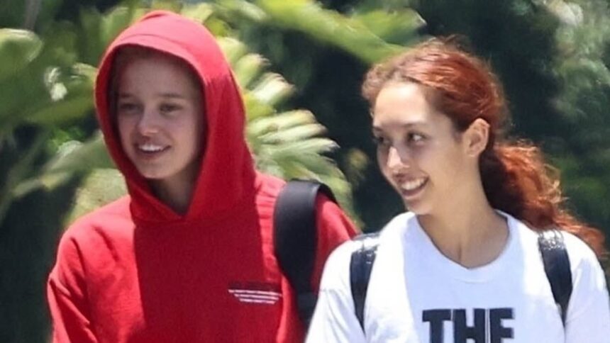 Shiloh, mini-me-ul lui Angelina Jolie, demonstrează că nu este pretențioasă în materie de modă, purtând un hanorac vechi de 50 de dolari în compania prietenei sale. 1 angelina jolies mini me shiloh proves shes no fashion snob as she recycles old 50 hoodie when out with gal pal 68755c86df70c