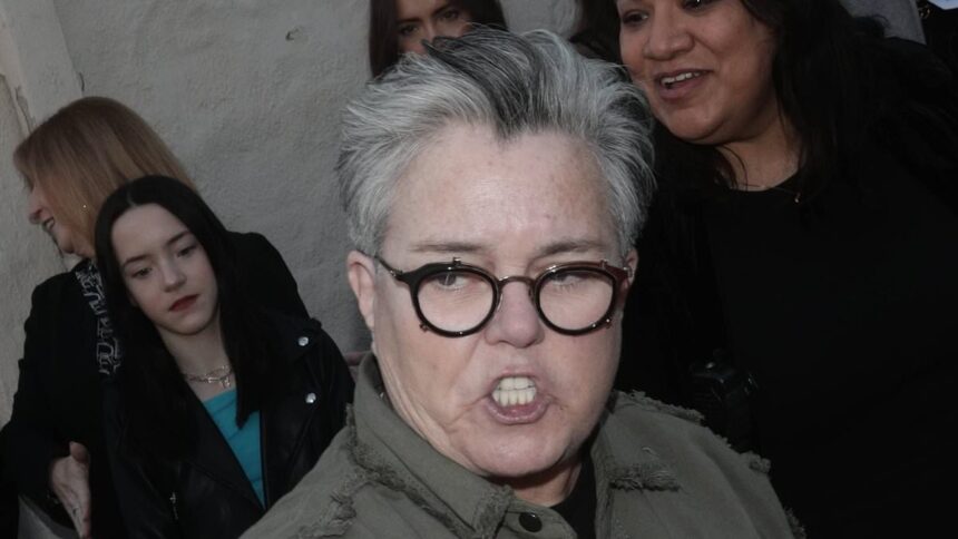 Rosie O'Donnell, furioasă, își exprimă indignarea și critică juriul pentru că nu a avut încredere în femei după verdictul lui Diddy. 1 angry rosie odonnell unleashes foul mouthed fury at diddy verdict and blames jury for not believing women 6865ab40543d1