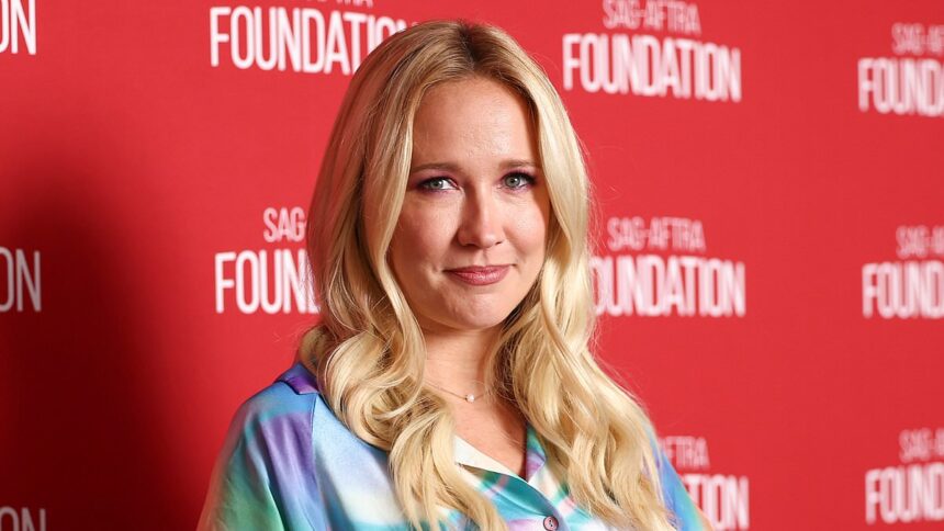 Anna Camp își exprimă sinceritatea după ce nu a fost nominalizată la Emmy, iar fanii apreciază autenticitatea ei. 1 anna camp reacts to being snubbed for an emmy nomination as fans love how she keeps it really real 6877bf15ba512