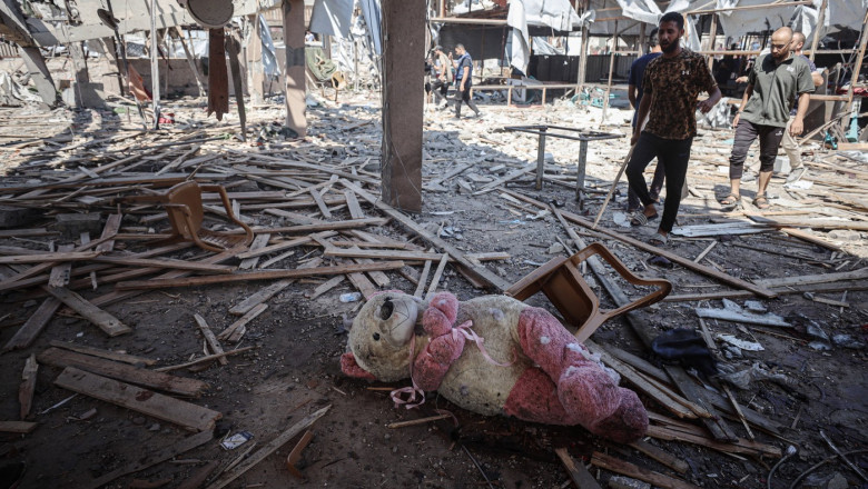 Forța militară israeliană a lansat o bombă americană de 230 de kilograme în raidul asupra unei cafenele din Gaza, considerată „o potențială crimă de război”. 1 armata israeliana a folosit o bomba americana de 230 de kilograme in atacul asupra cafenelei din gaza o posibila crima de razboi 686627233e47a