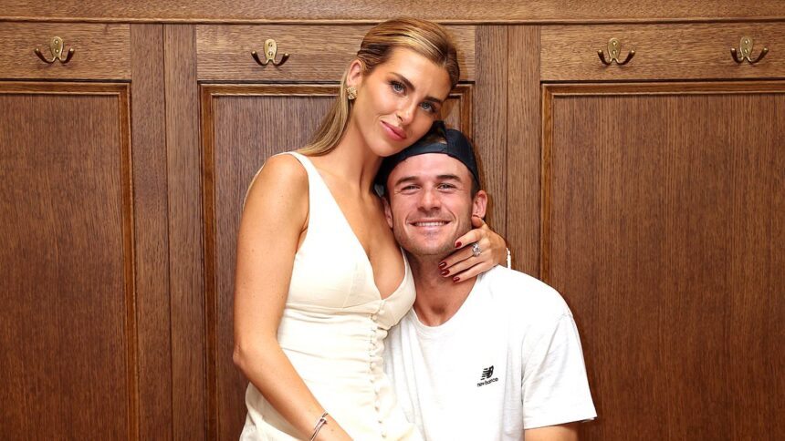 Paige Lorenze, fosta parteneră a lui Armie Hammer, își anunță logodna cu starul tenisului Tommy Paul, etalând un impresionant inel cu diamante. 1 armie hammers ex paige lorenze announces engagement to tennis star tommy paul as she shows off huge diamond ring 68748b8a7cb4d