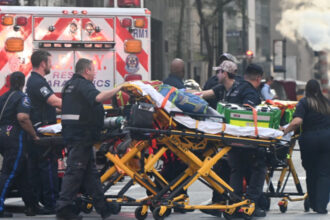 atac armat intr un zgarie nori din new york patru morti inclusiv un politist atacatorul s a sinucis 688863f7b8943