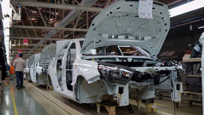 Avtovaz, liderul industriei auto ruse, plănuiește să scurteze săptămâna de muncă din cauza vânzărilor în scădere și a concurenței din partea Chinei. 1 avtovaz cel mai mare producator auto din rusia vrea sa reduca saptamana de lucru au scazut vanzarile iar china ii face concurenta 68807e2d7a311