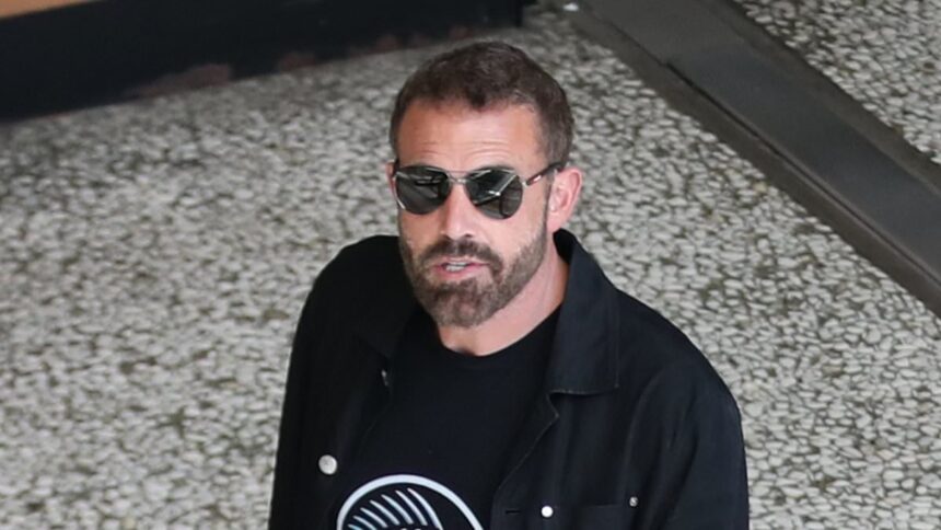 Ben Affleck, 52 de ani, își etalează un nou look cu păr mai închis în Los Angeles, în timp ce fosta sa soție, Jennifer Lopez, 55 de ani, strălucește ca niciodată în turneul său. 1 ben affleck 52 debuts darker hair in los angeles as his ex jennifer lopez 55 looks younger than ever on tour 687538a345916