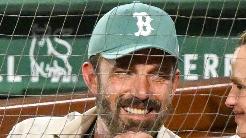 Ben Affleck se bucură de momente de familie alături de fosta soție, Jennifer Garner, și de copii, la un meci de baseball, după melodie de răzbunare a lui JLo. 1 ben affleck plays family man with ex jennifer garner and kids at baseball game after jlos revenge song 6871d6d97ed8f