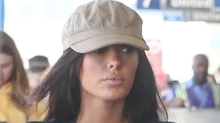 Bianca Censori strălucește în pantaloni scurți microscopici la LAX, în timp ce ea și Kanye West părăsesc orașul după o acuzație de agresiune sexuală. 1 bianca censori rocks microscopic shorts at lax as she and kanye west flee town after sexual assault claim 687065635a48a