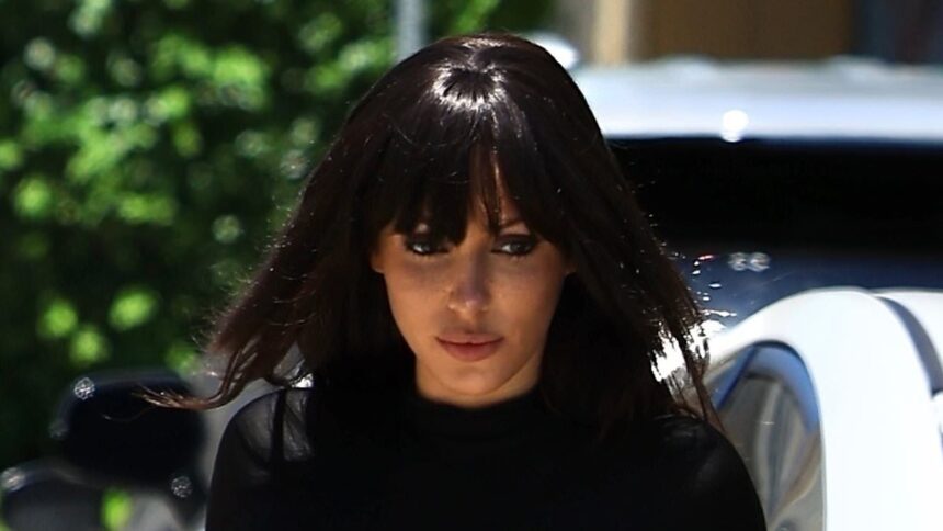 Bianca Censori surprinde într-o ținută transparentă, în timp ce soțul ei, Kanye West, alege să se ascundă. 1 braless bianca censori puts on a shocking display in see through outfit while husband kanye west covers up 686ecc30a7993