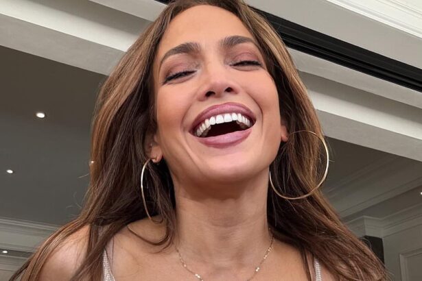 braless jennifer lopez strikes a very provocative pose in new selfie 686ac8152c4ad