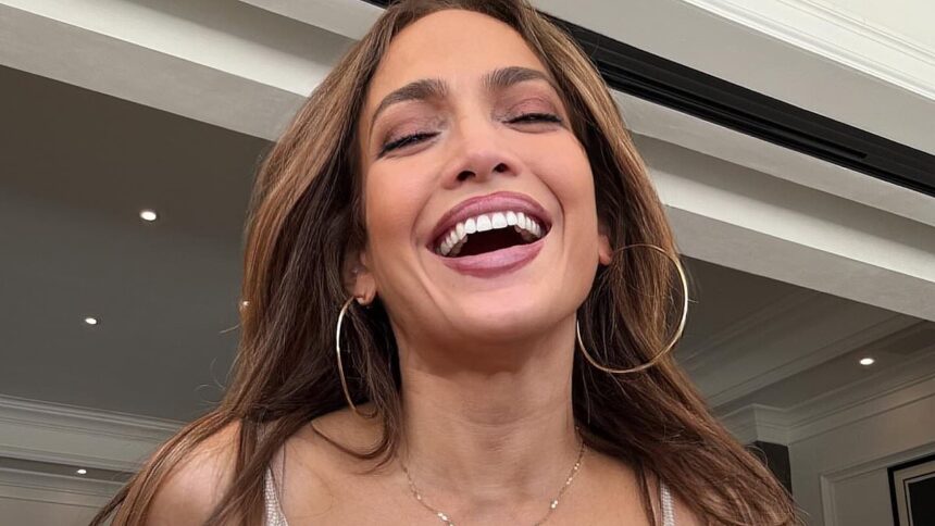 Jennifer Lopez surprinde cu o poză extrem de îndrăzneață în noul său selfie. 1 braless jennifer lopez strikes a very provocative pose in new selfie 686ac8152c4ad