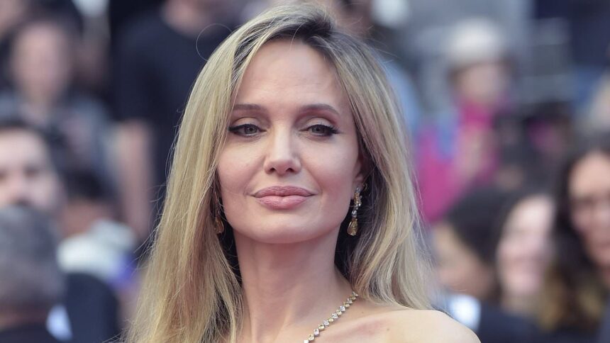 Intrus surprins în cartierul Angelinei Jolie, la scurt timp după ce fostul ei soț, Brad Pitt, a fost victima unei spargeri. 1 breaking newsangelina jolies neighborhood sees trespasser after ex brad pitt had home broken into 686bdc8449f2c