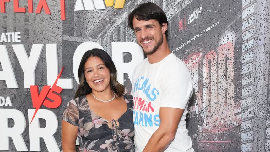 Gina Rodriguez își anunță sarcina cu un nou burtic pe covorul roșu, alături de soțul ei. 1 breaking newsgina rodriguez reveals pregnancy as she debuts baby no 2 bump on red carpet with husband 6872ac0c15cf1
