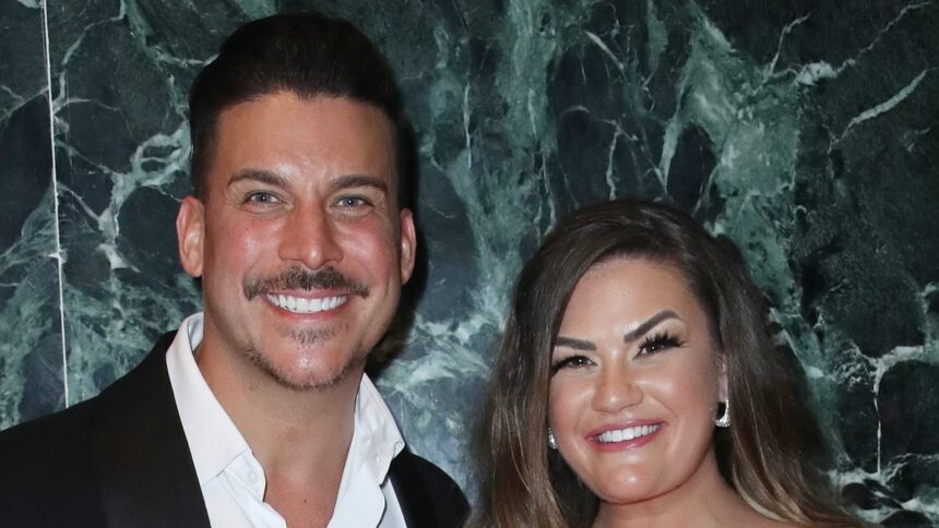 Jax Taylor părăsește Valea după revelația surprinzătoare a fostei sale partenere, Brittany Cartwright, despre lupta sa cu alcoolul. 1 breaking newsjax taylor quits the valley after ex brittany cartwright drops shocking bombshell about his booze battle 6877dda9d50e6