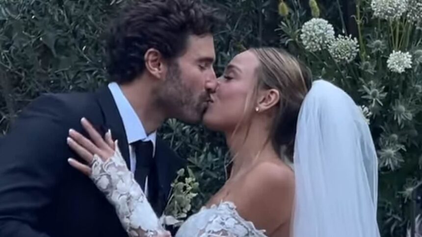 Brody Jenner își dezvăluie albumul de nuntă, sărutându-și soția superbă, surferiță, în Malibu. 1 brody jenners wedding album revealed as he plants a kiss on his stunning surfer wife in malibu 687524e314d32