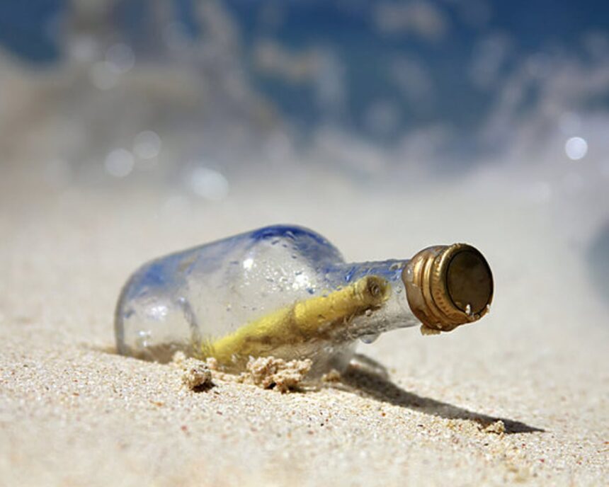 Mesajul într-o sticlă al unui cuplu canadian, descoperit după 13 ani în golful irlandez. 1 canadian couples message in a bottle found 13 years later in irish bay 686e72a6ef7d6