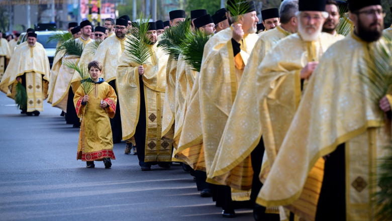 Frequentarea bisericii în rândul românilor: 85% dintre cetățeni se identifică drept religioși. 1 cat de des merg romanii la biserica 85 dintre cetateni se considera persoane religioase 6878b2295af7e