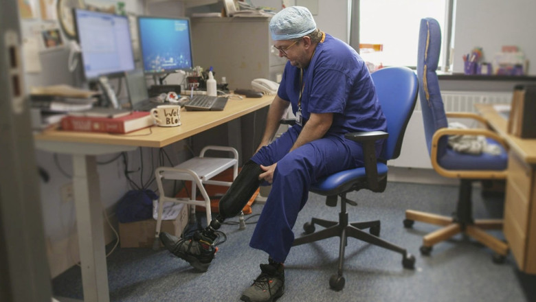 Povestea surprinzătoare a unui chirurg britanic suspectat că și-ar fi tăiat picioarele pentru câștiguri financiare, inclusiv sfaturi oferite altora în mediul online. 1 cazul ciudat al chirurgului britanic acuzat ca si a amputat picioarele pentru bani indemnurile pe care le ar fi dat altora pe internet 6881148c9ec59