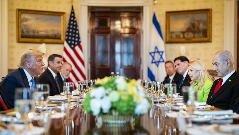 Ce dar surprinzător i-a făcut Netanyahu lui Trump în vizita din SUA. Răspunsul președintelui american: „Este un gest remarcabil.” 1 ce cadou i a oferit netanyahu lui trump in timpul vizitei sale in sua reactia presedintelui american e un lucru semnificativ 686cb7a84b5f1