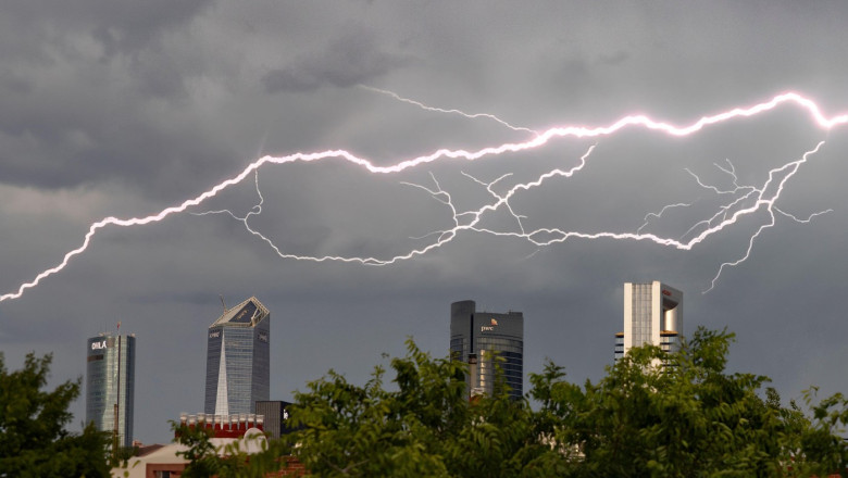 Cel mai spectaculos fulger din istorie: distanța incredibilă și locul unde a fost surprins 1 cel mai lung fulger inregistrat vreodata confirmat oficial de omm cati kilometri a avut si unde a fost observat 688ba2cc11fb9