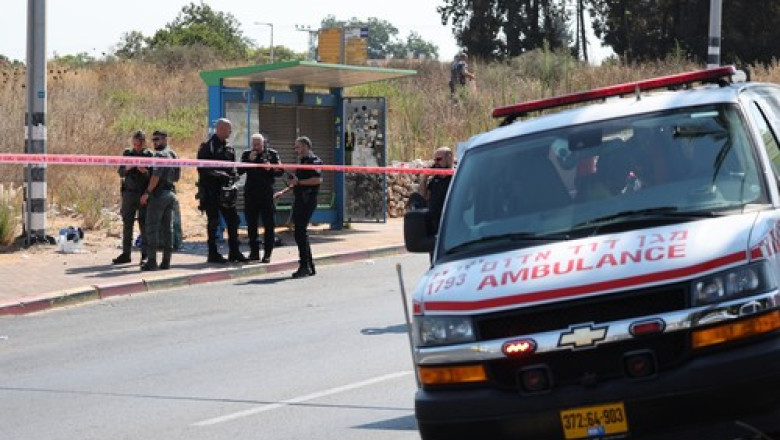 O mașină a năvălit în mulțimea de la stația de autobuz din Israel, provocând peste 8 răniți. 1 cel putin 8 raniti in israel dupa ce o masina a intrat in oamenii care asteptau intr o statie de autobuz 688209915a2e7