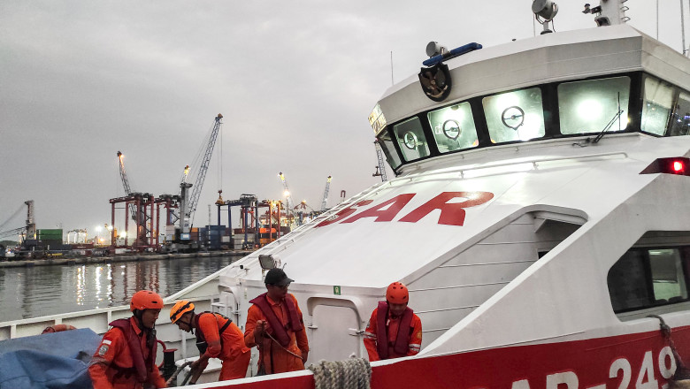 Tragedie pe mare: patru vieți pierdute și 38 de persoane dispărute după scufundarea unui feribot în apropierea insulei Bali. 1 cel putin patru morti si 38 de disparuti in urma scufundarii unui feribot in largul insulei indoneziene bali 686614ebf2aa3