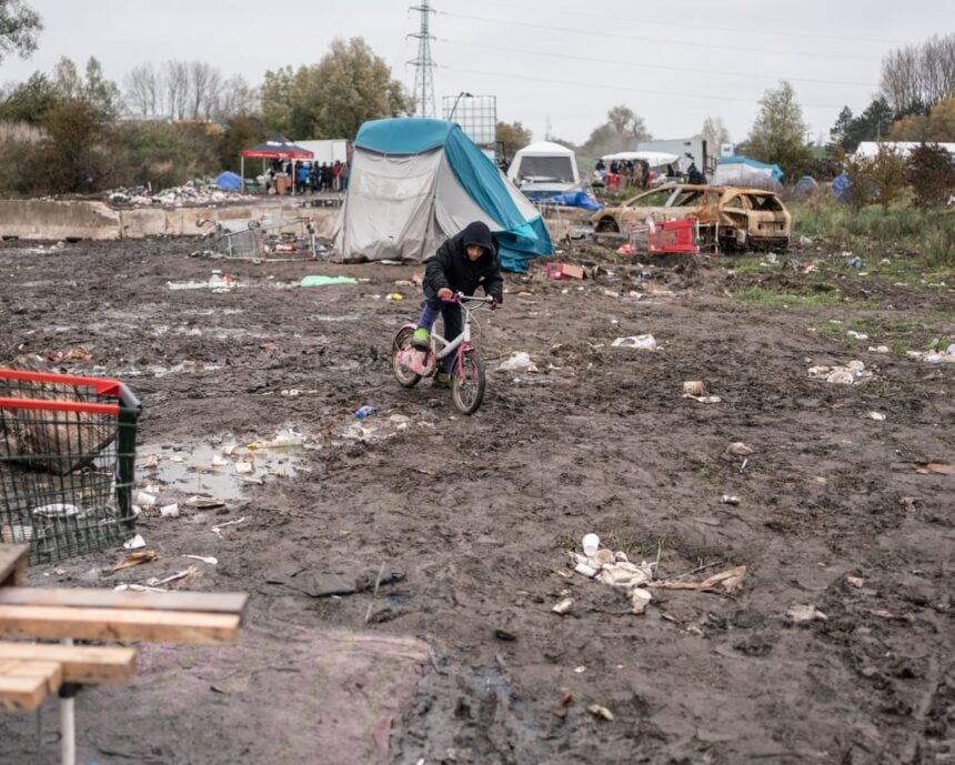 Copiii care traversează Canalul din Franța sunt expuși la gaz lacrimogen, conform unui raport. 1 children crossing channel from france exposed to teargas report says 6863ef2a8b3dd