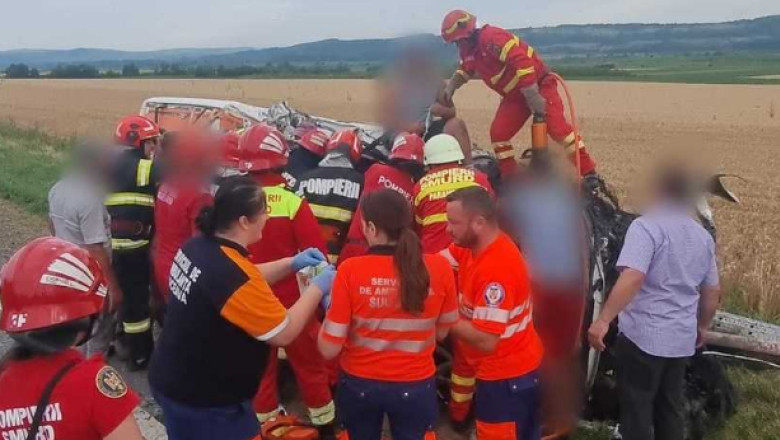 Cinco oameni au suferit răni în urma coliziunii dintre un microbuz și un camion pe DN 2, în județul Suceava. 1 cinci persoane au fost ranite dupa ce un microbuz si un camion s au ciocnit pe dn 2 in judetul suceava 68753cfc3d07b