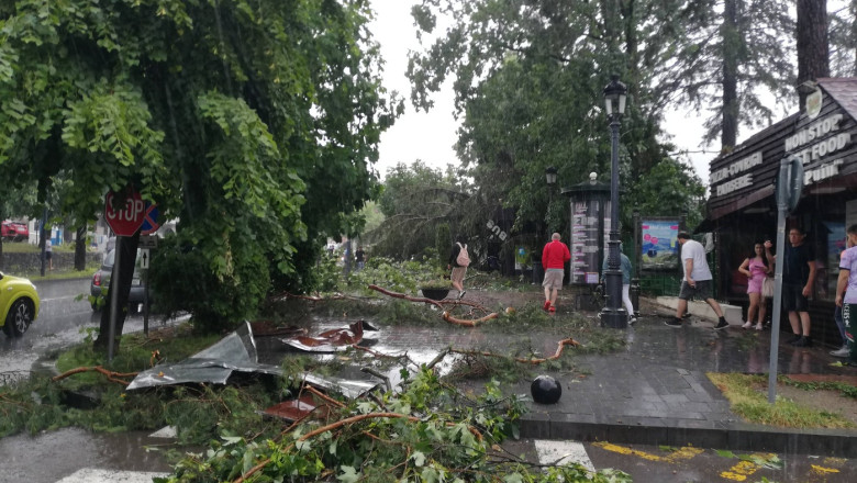 Climatolog: Intensitatea furtunii din Sinaia a fost neobișnuit de mare. Fenomenele extreme vor deveni tot mai frecvente. 1 climatolog furtuna puternica din sinaia a fost neobisnuita ca intensitate aceste fenomene extreme se vor inmulti 686fbab457537