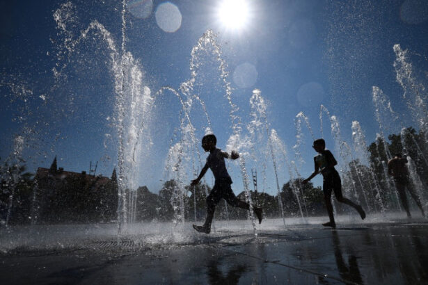 cod rosu de canicula pana marti dimineata in 15 judete si in bucuresti restul tarii sub cod portocaliu si galben date actualizate 686a3c829342c