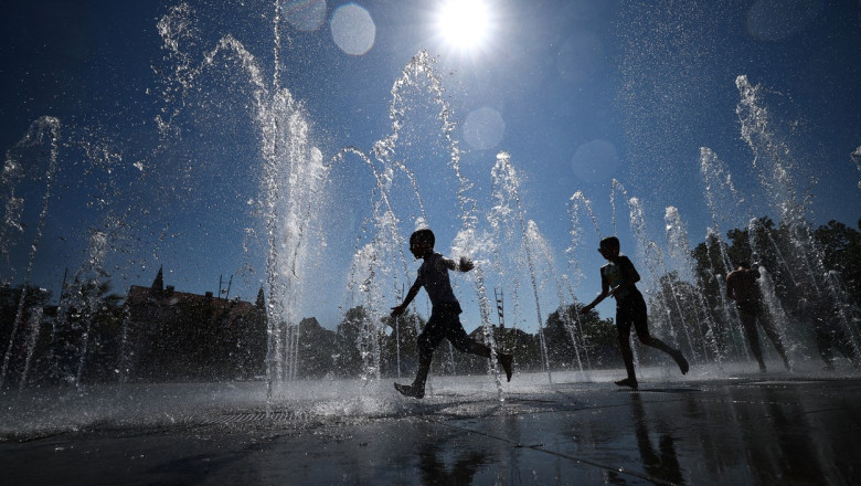 Atenționare de caniculă extremă până marți dimineață în 15 județe și în Capitală, restul țării sub avertizări portocalii și galbene. Informații actualizate. 1 cod rosu de canicula pana marti dimineata in 15 judete si in bucuresti restul tarii sub cod portocaliu si galben date actualizate 686a3c829342c