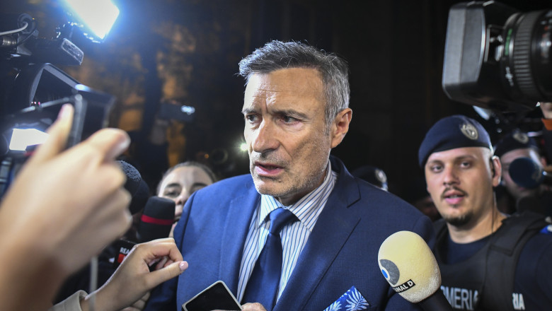 „Coldea și Dumbravă: Arhitecții unui sistem. Implicarea foștilor generali SRI în rețeaua care oferea soluții pentru afaceriști în fața legii.” 1 coldea si dumbrava sunt statul rolul fostilor generali sri in reteaua care promitea unor afaceristi ca ii scapa de probleme penale 6867b9c53308d