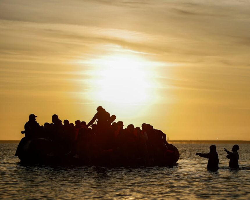 Funcționari corupți și complici ai rețelelor de trafic pe mică navă, sub incidența sancțiunilor și interdicției în Marea Britanie. 1 corrupt officials and people assisting small boat gangs to face sanctions and uk ban 687f489f09eee