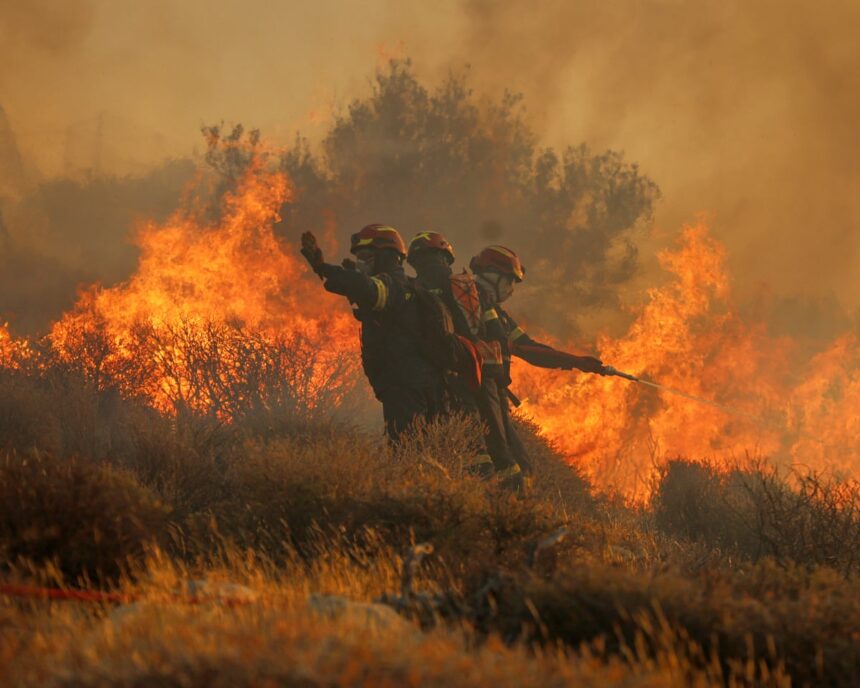 Incendiile din Creta obligă 1.500 de persoane să părăsească zona în mijlocul valului de căldură din Europa. 1 crete wildfire forces 1500 to evacuate as europe heatwave continues 6866b86b5ebb4